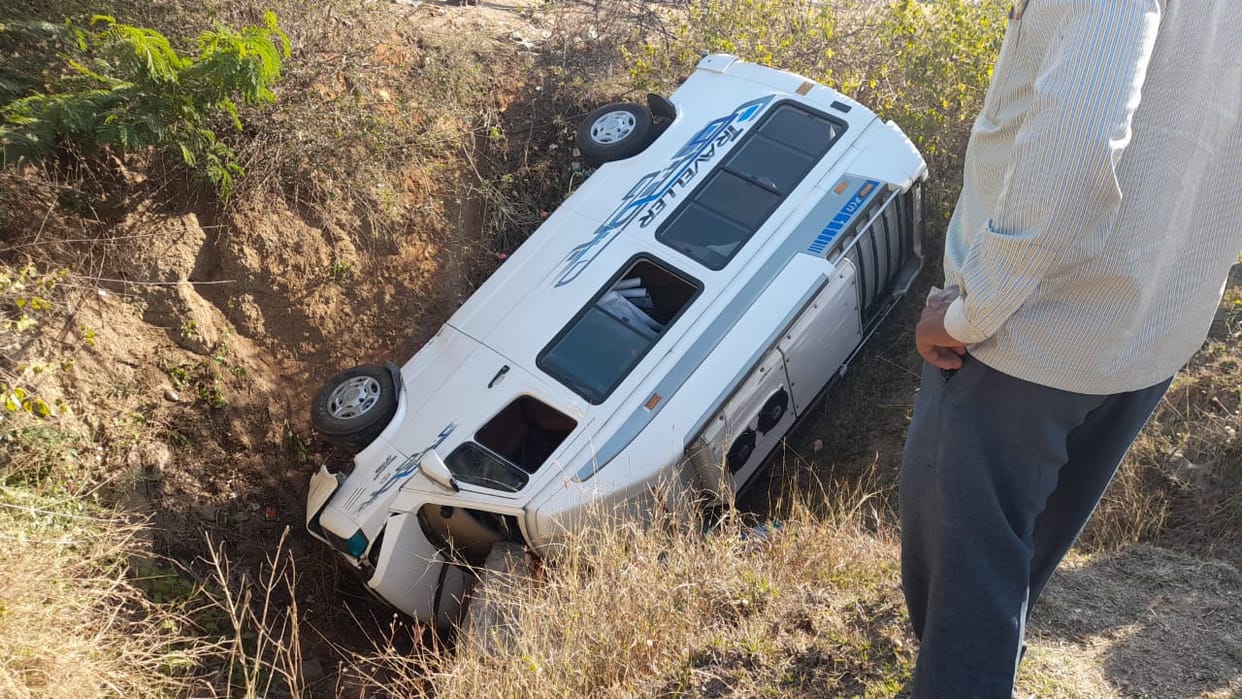 mini bus fall into ditch