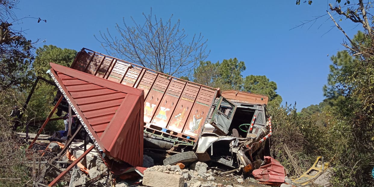 truck fallen on temple in hamirpur