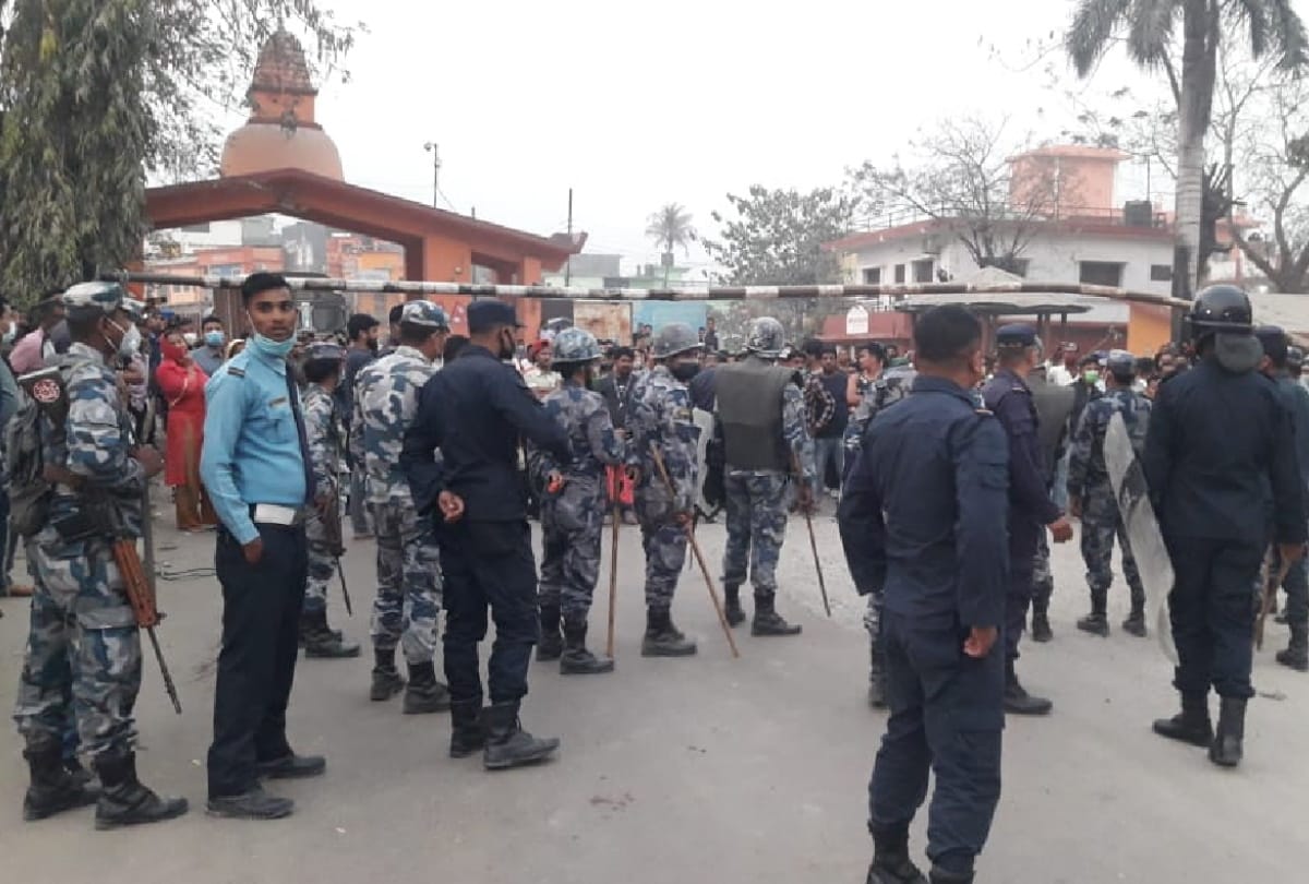 Nepali women attacking on SSB women workers in indo nepal border