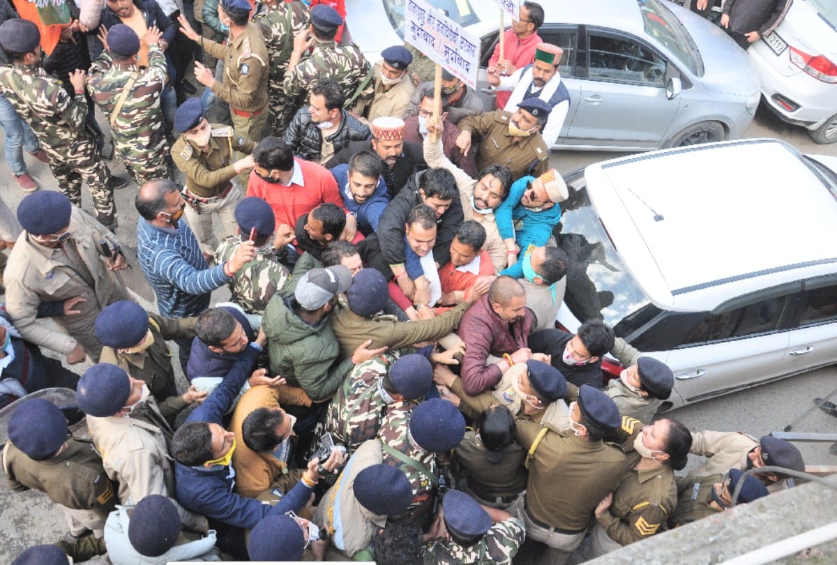 clash between youth congress workers and police while burning effigy of cm in kullu