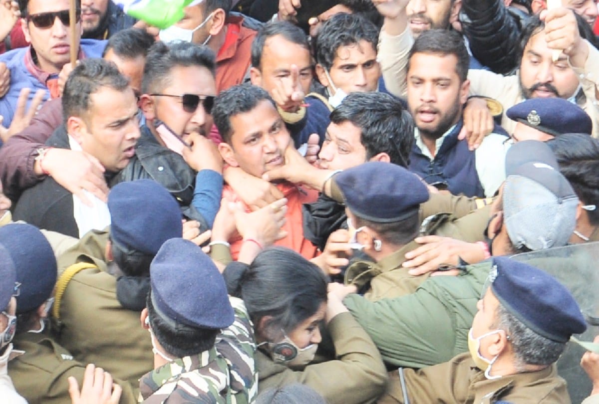 clash between youth congress workers and police while burning effigy of cm in kullu