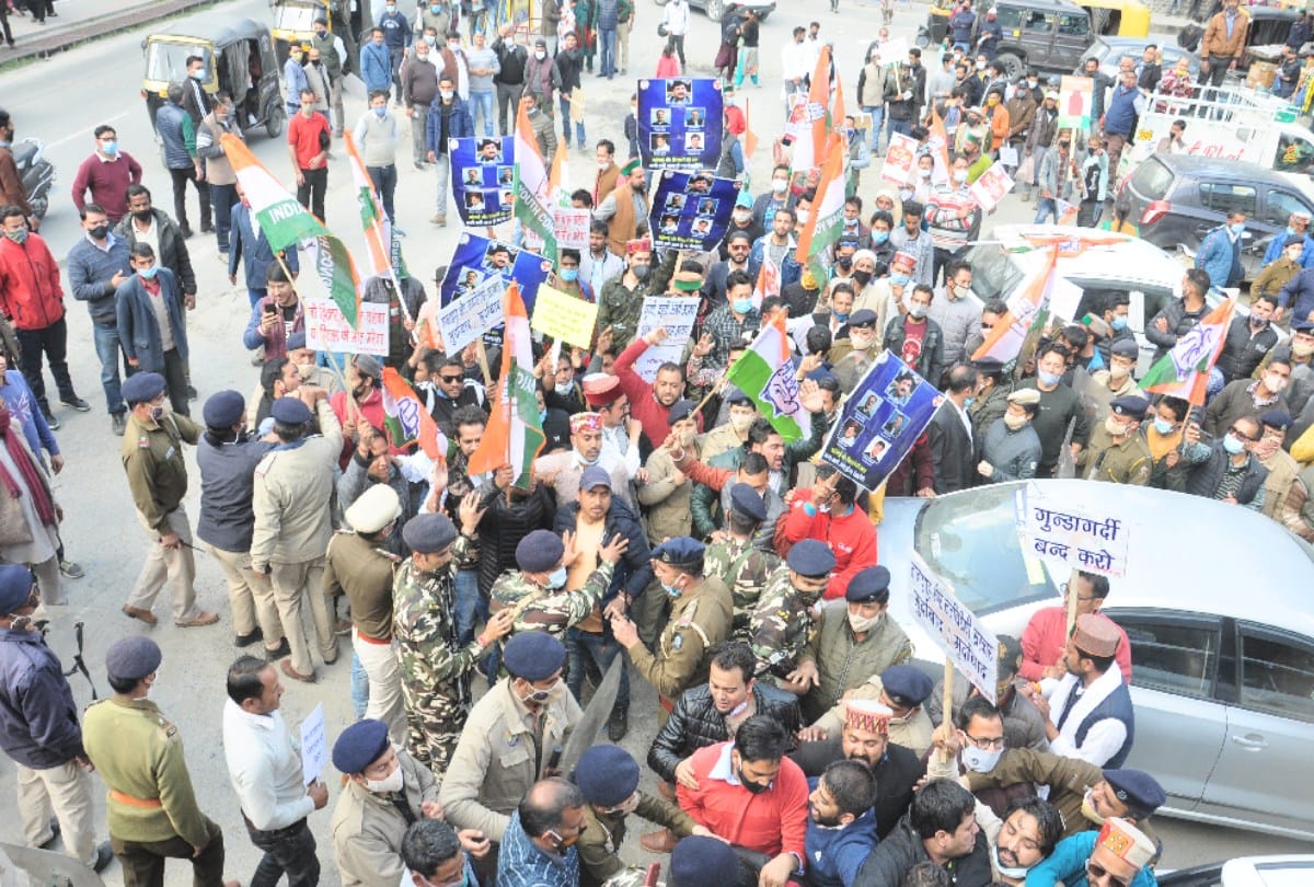 clash between youth congress workers and police while burning effigy of cm in kullu