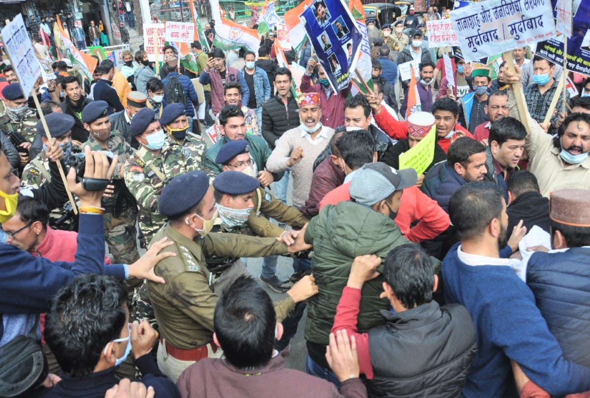 clash between youth congress workers and police while burning effigy of cm in kullu