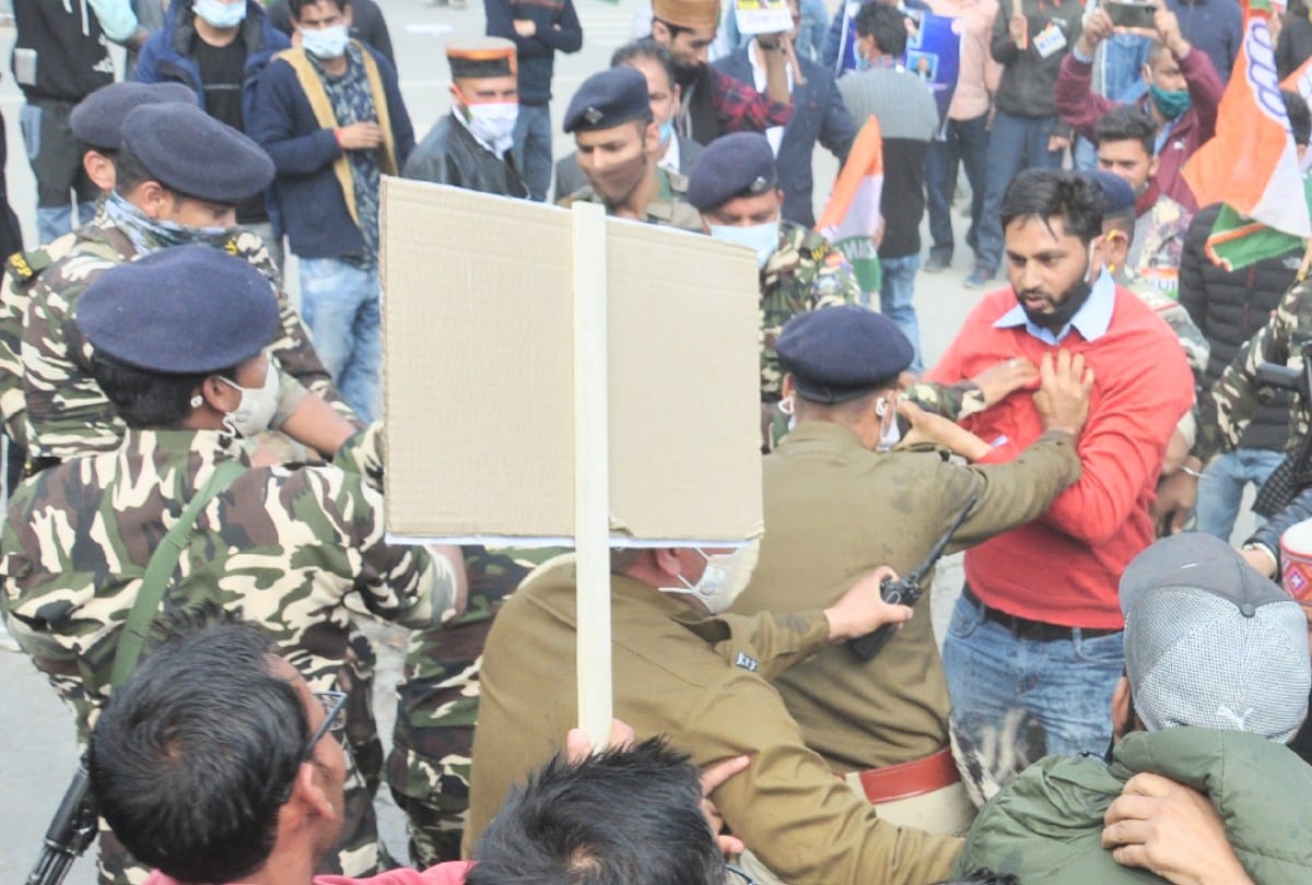 clash between youth congress workers and police while burning effigy of cm in kullu