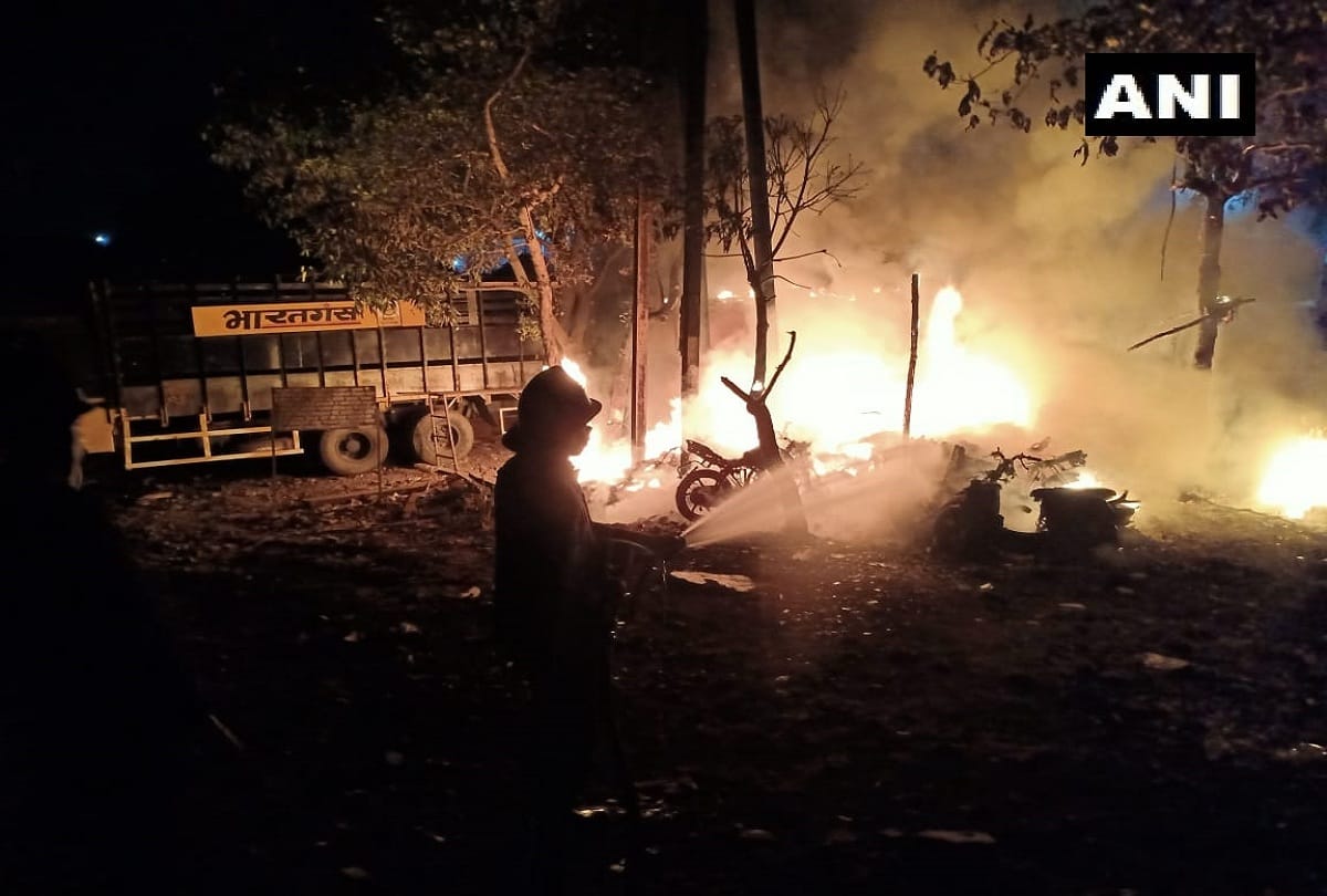 fire broke out at an auto garage in Daighar area Maharashtra