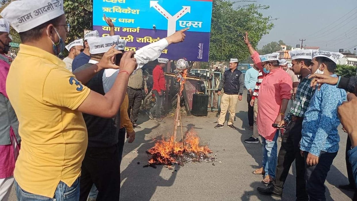 Congress burnt effigy of Congress by AAP over Bharadisain incident