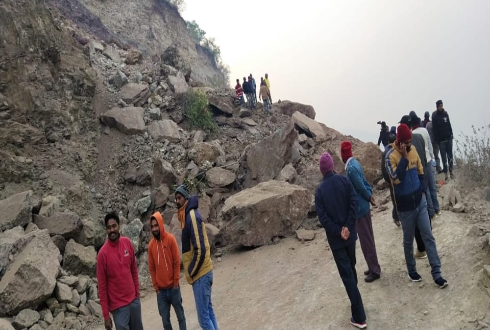 Uttarakhand News: Mountain Collapse in Pithoragarh Ghat NH, People Stuck photos