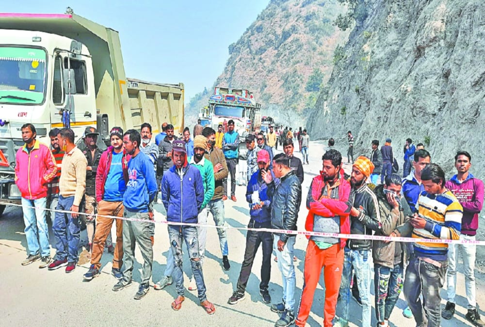 Uttarakhand News: Mountain Collapse in Pithoragarh Ghat NH, People Stuck photos
