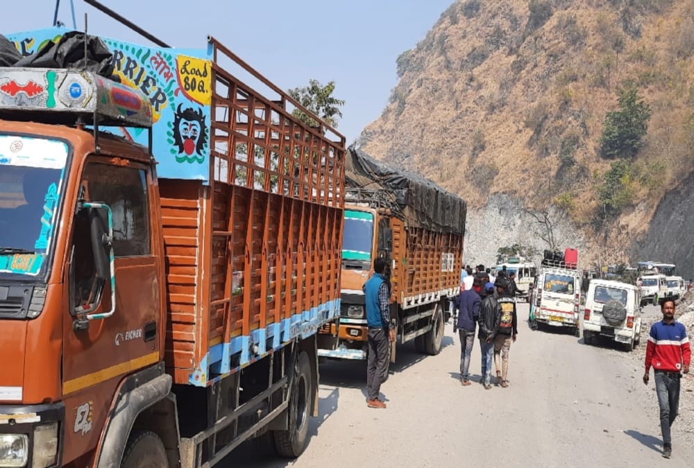 Uttarakhand News: Mountain Collapse in Pithoragarh Ghat NH, People Stuck photos