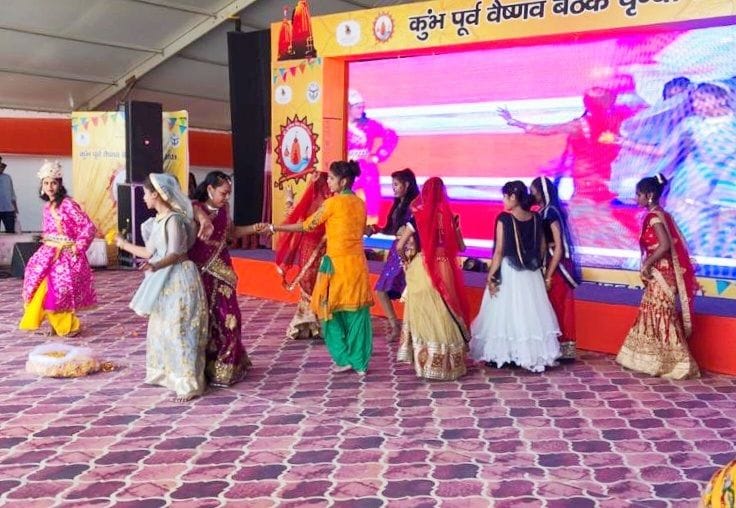 Folk songs tied with the performance of Holi