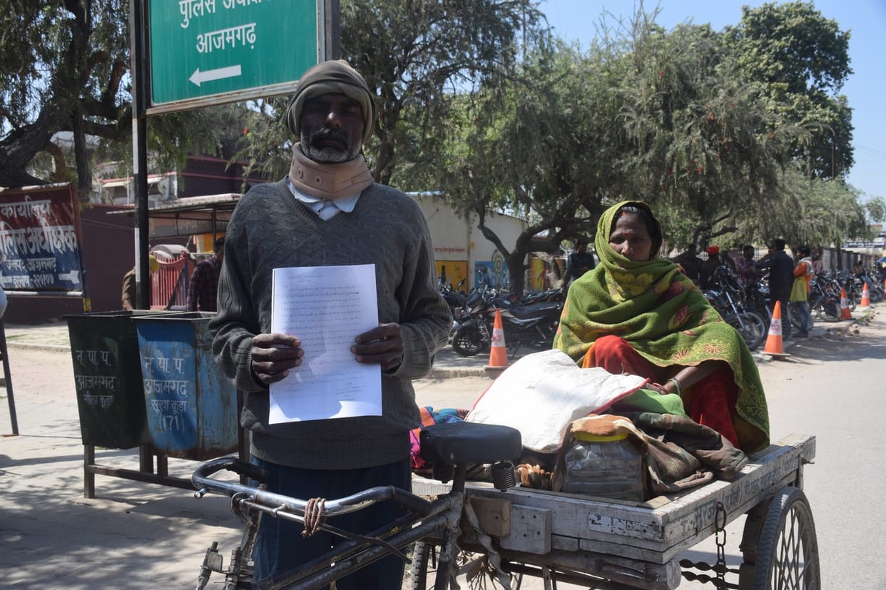 The laborers arrived from the rickshaw jam to plead with the SP