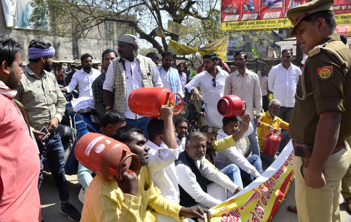 Traders handed out memorandum on foot march in protest against inflation
