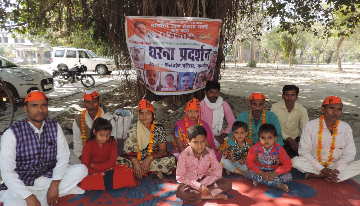kabje ke khilaaph dharana-pradarshan, kabjedaaron aur lekhapaal ke khilaaph kaarravaee kee maang