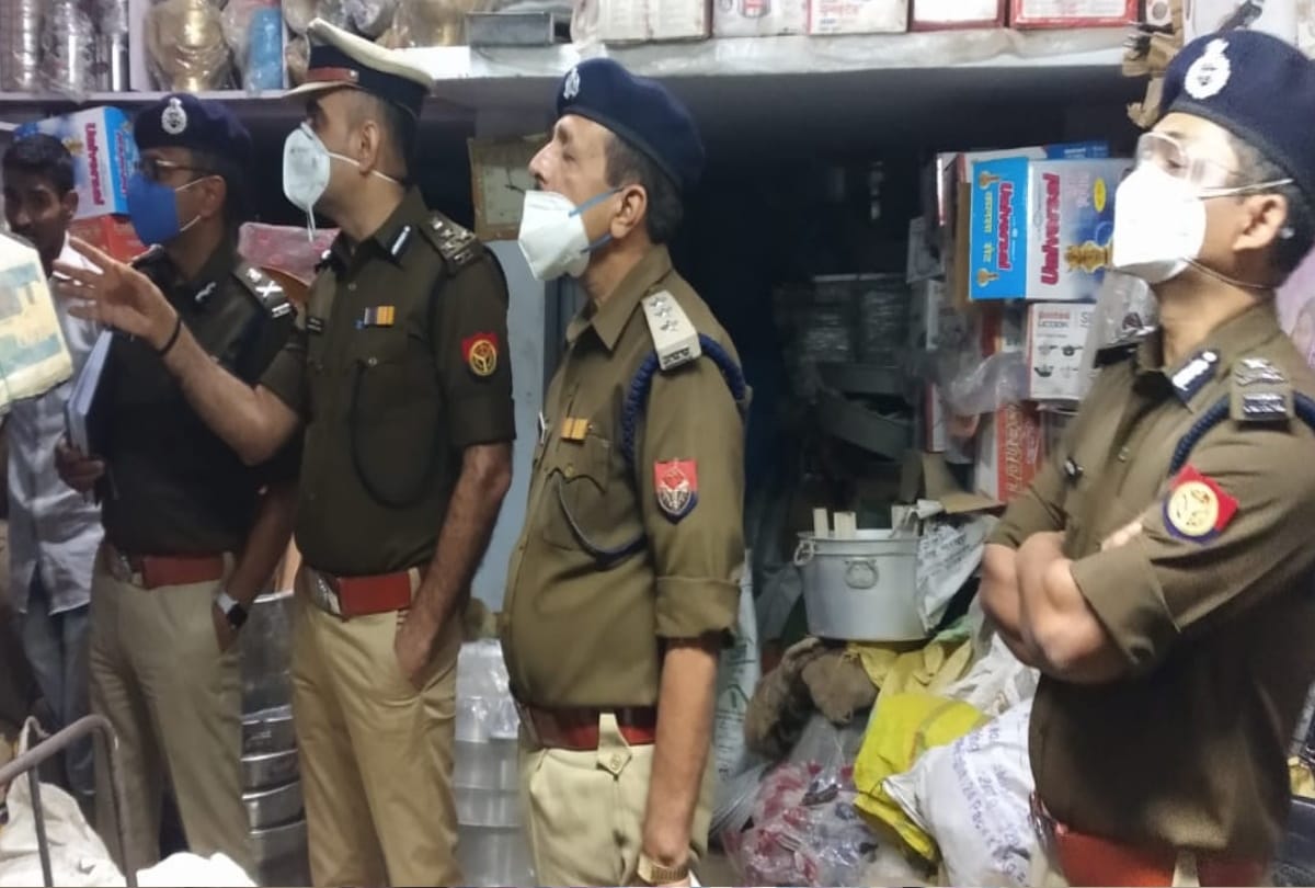 Gorakhpur Loot Kand criminals robbery of 45 lakh near to police station