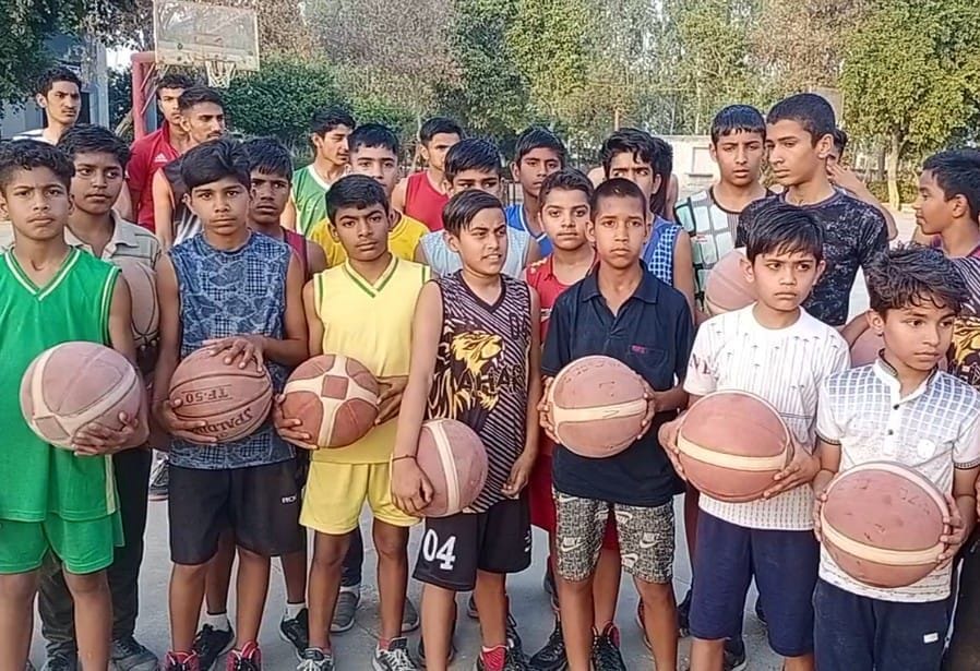 Nana-Nani and maternal uncle give basketball in the omen after the birth of a new member in the family