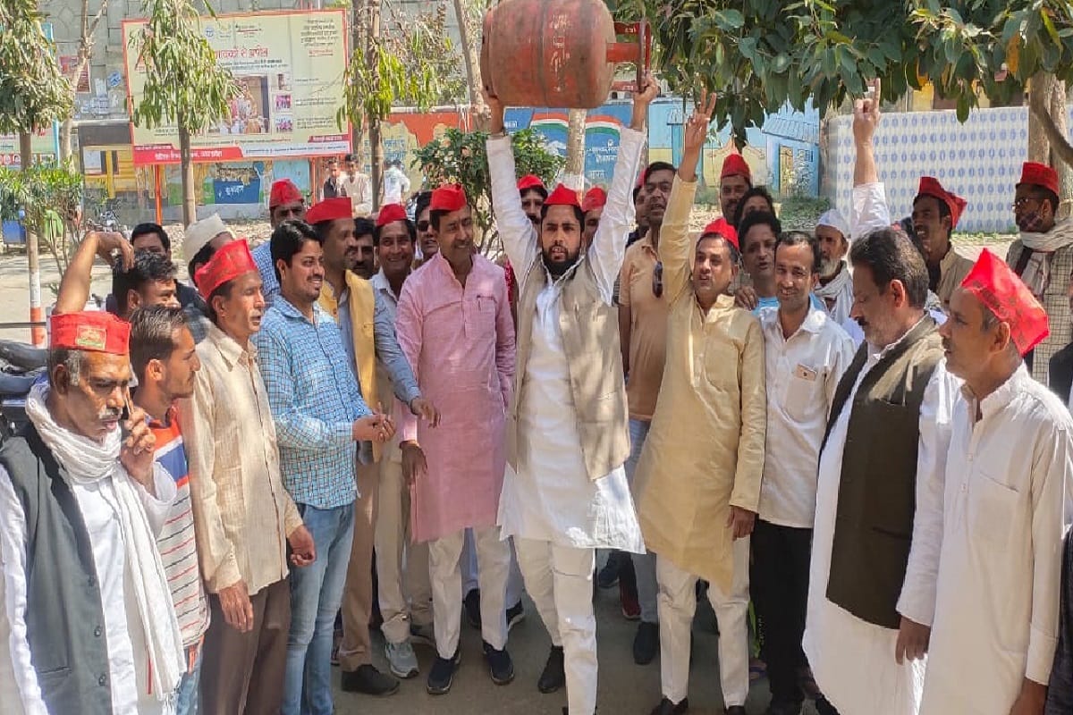 Samajwadi Party workers protest against rising inflation in Saharanpur