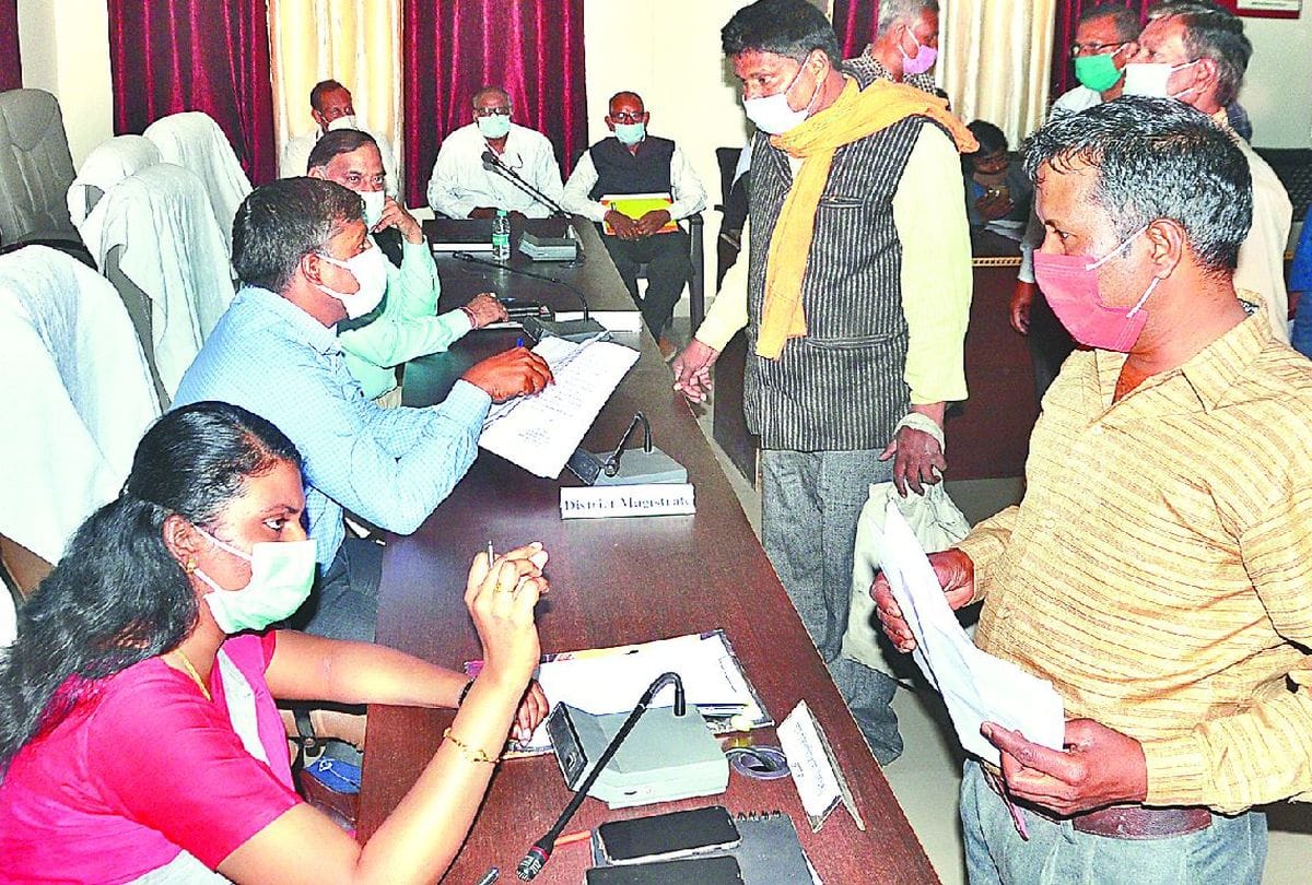 Samadhan Divas In Agra Only Five Complaint Solved From 132 By Officers