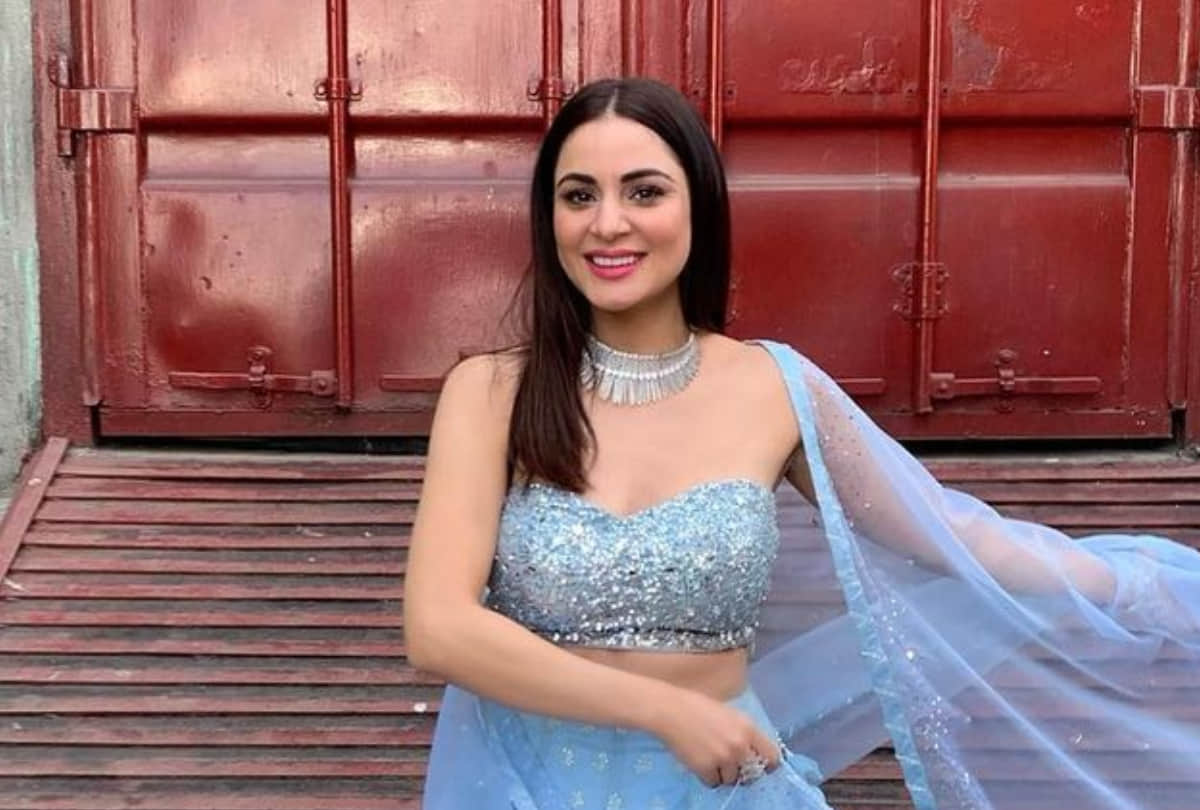 shraddha arya wear light blue saree sitting in side of pool in goa