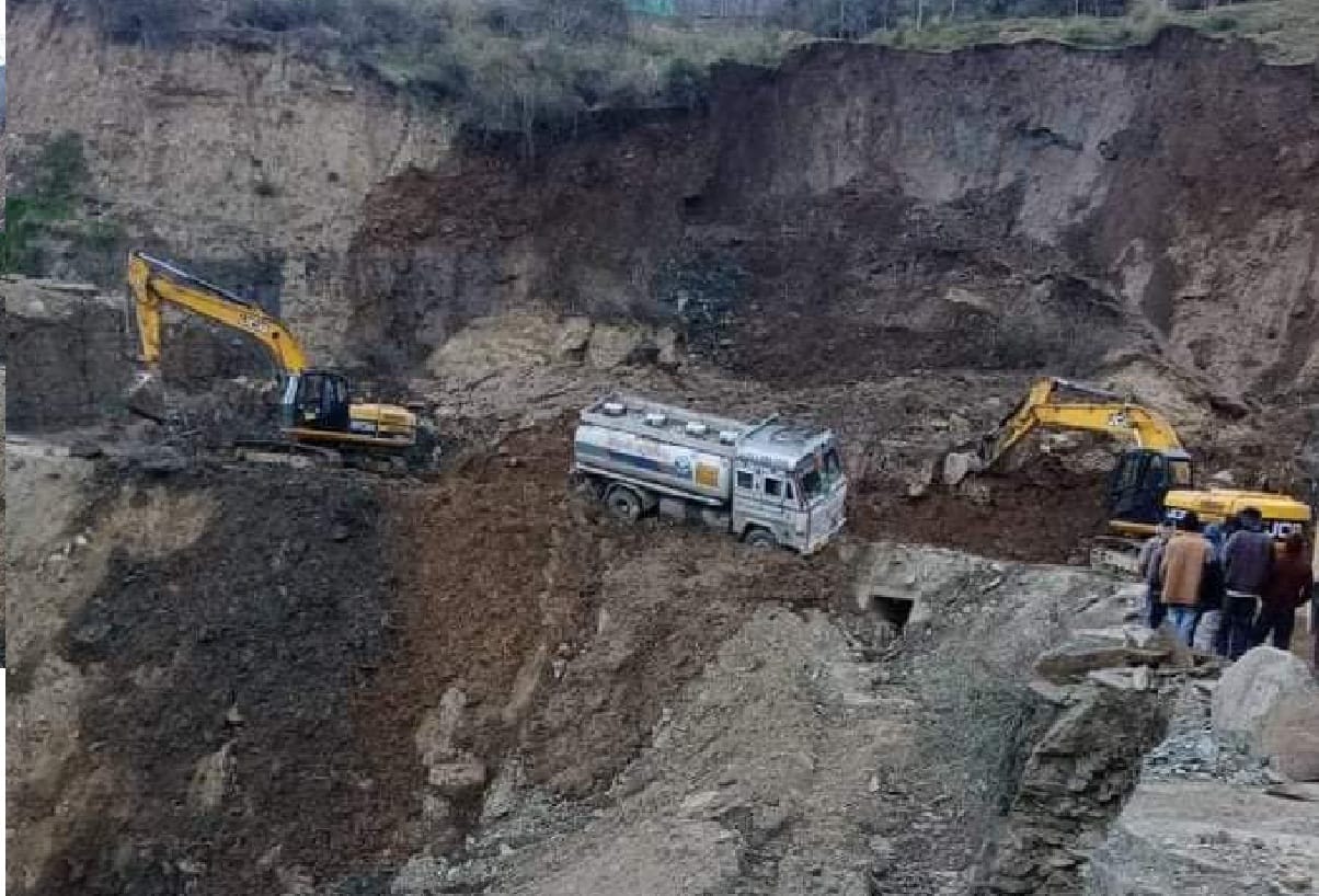 Landslide disrupts traffic on Srinagar Jammu highway