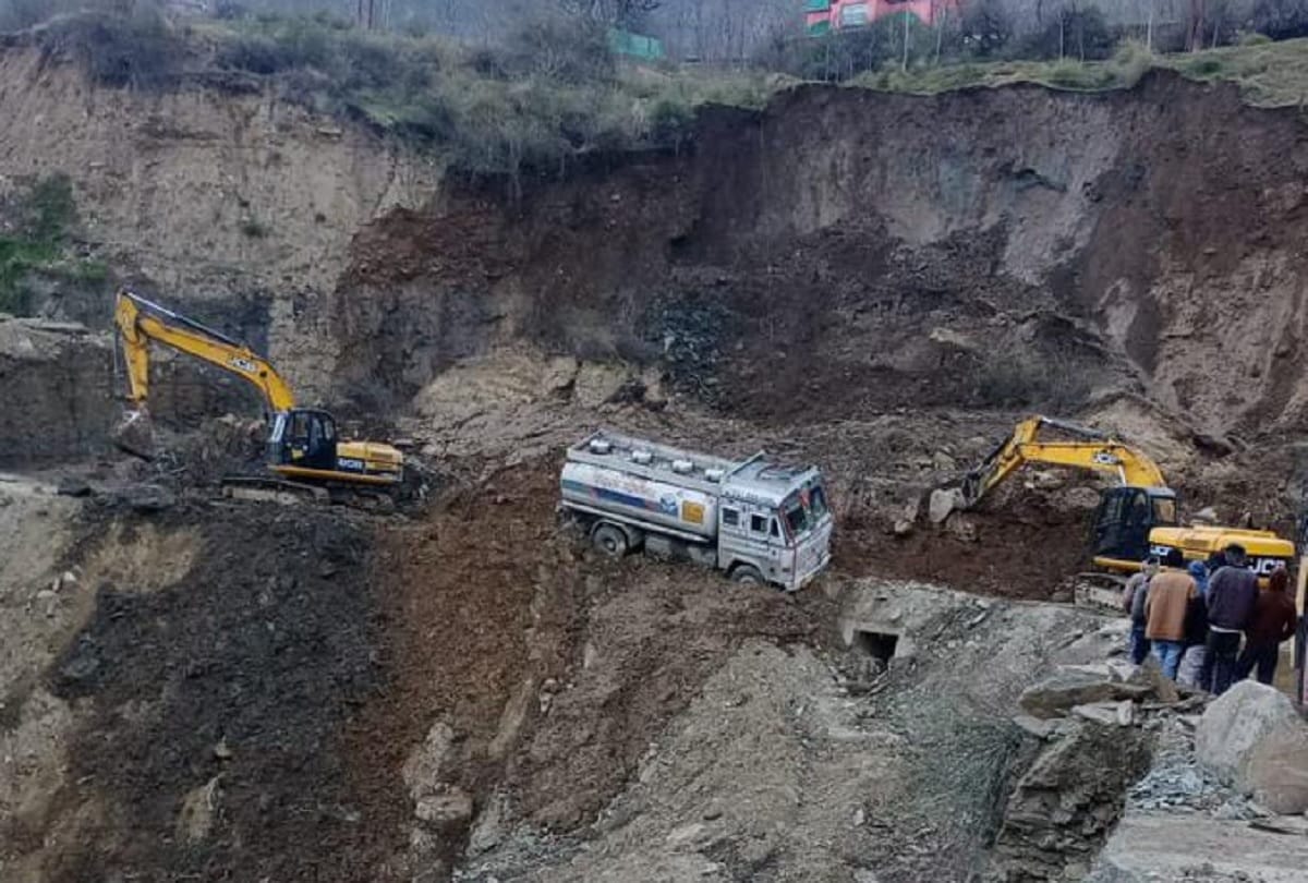 Jammu and Kashmir Srinagar-Jammu National Highway blocked due to a landslide at Shabanbas Banihal