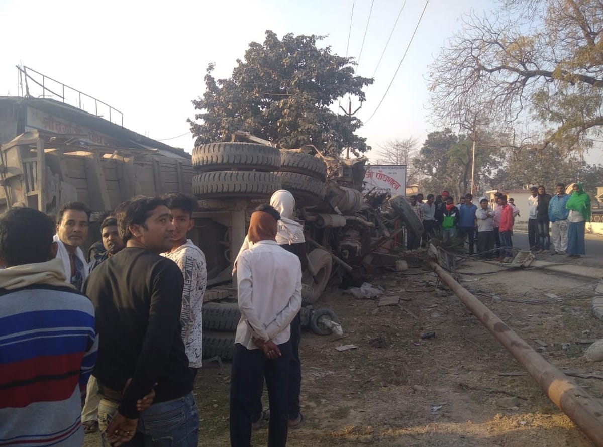 Truck driver died after collision with trailer stand on highway in mau