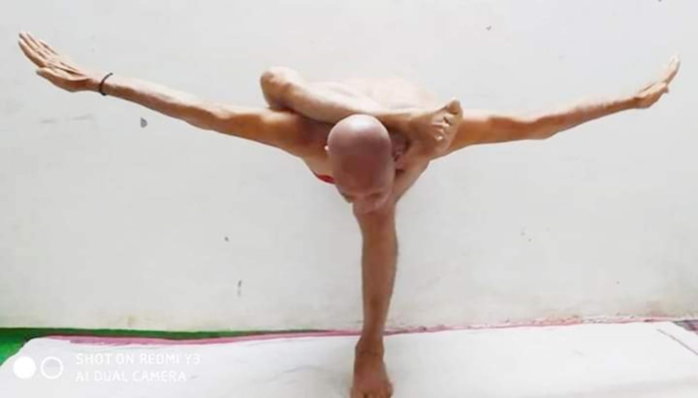 International Yoga Festival 2021 in rishikesh: Swami Jeetananda teaching hatha yoga, see amazing yoga pose in pictures
