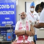 वैक्सीन लगवाते प्रधानमंत्री नरेंद्र मोदी