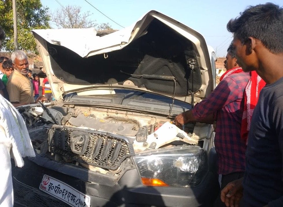 Two injured in a truck-Scorpio collision, vehicle damaged