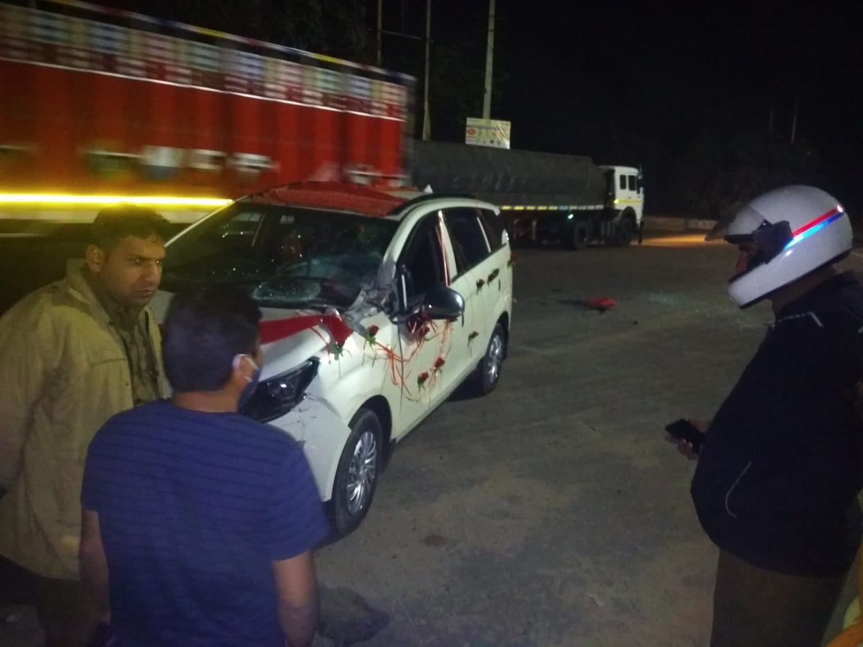 Six injured including bride and groom in a road accident