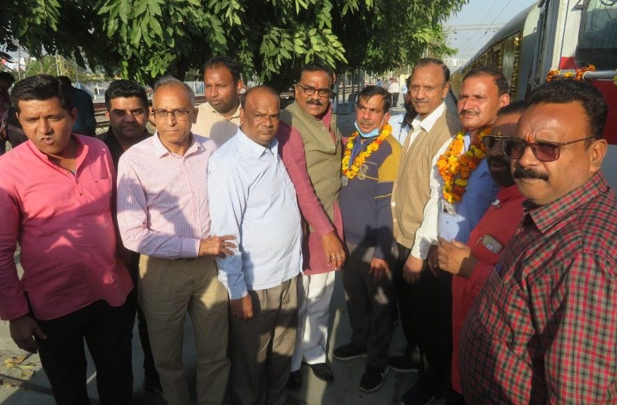 Siddhbali Express welcomed on reaching Najibabad