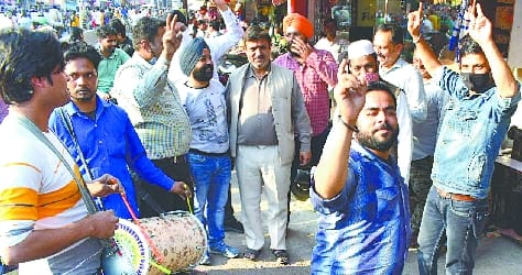 Expectations of traders awakened by commissioner's transfer, distributed sweets by drumming