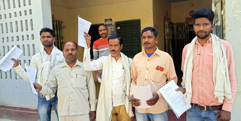 aarakshan: khojeepur ke logon ne darj karaee aapatti, blaak mukhyaalay par pradarshan karate hue saumpa gyaapan