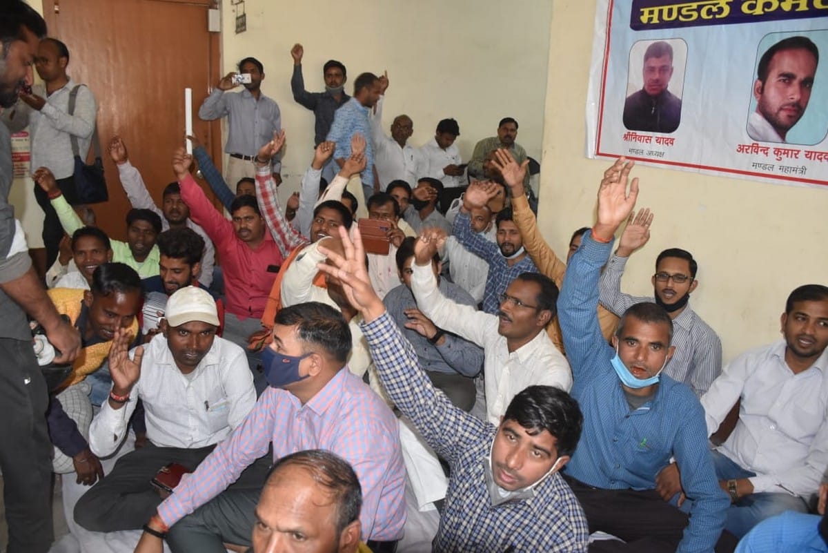 electric department employees protest for there demand in warned to management in varanasi