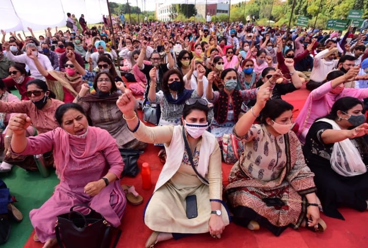 Chandigarh : Teachers protest against new pay scale of assistant professors