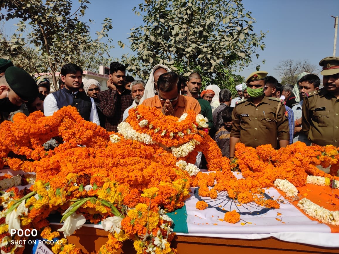 Dead body of army man reached his village people paid tribute in ghazipur up