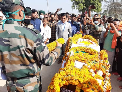 Dead body of army man reached his village people paid tribute in ghazipur up