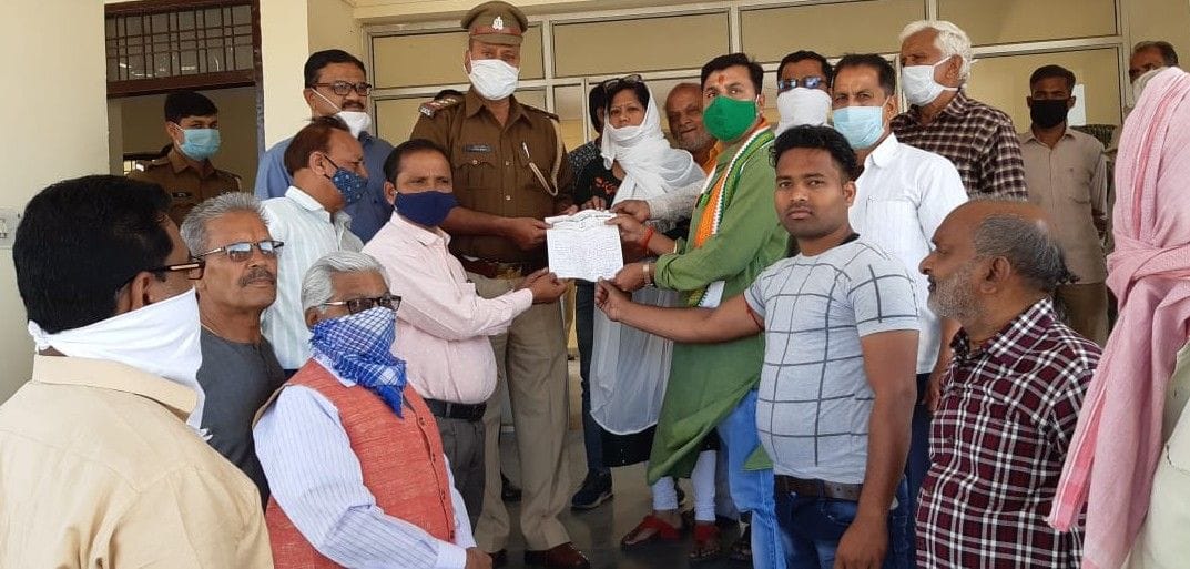 Hathras: Memorandum submitted by Congressmen for the arrest of the main accused in the Kisan murder case