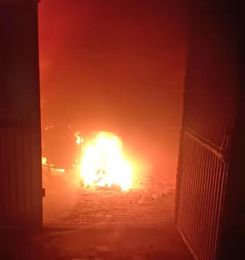 Tent's warehouse caught fire, three vehicles were burnt to ashes