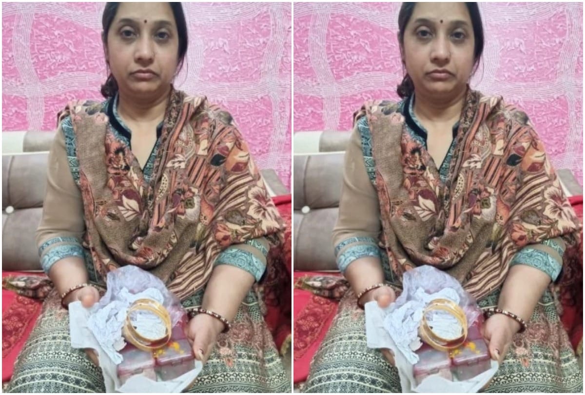 Miscreants takes away gold bangles and chain by exchanging them with fake ones