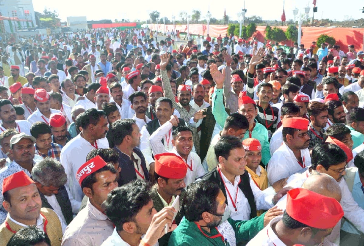 Samajwadi Party workers saddened as they cant meet Akhilesh Yadav in program
