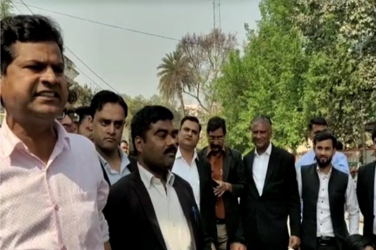 Lawyers will show black flags to CM in Meerut, advocates will abstain from judicial work