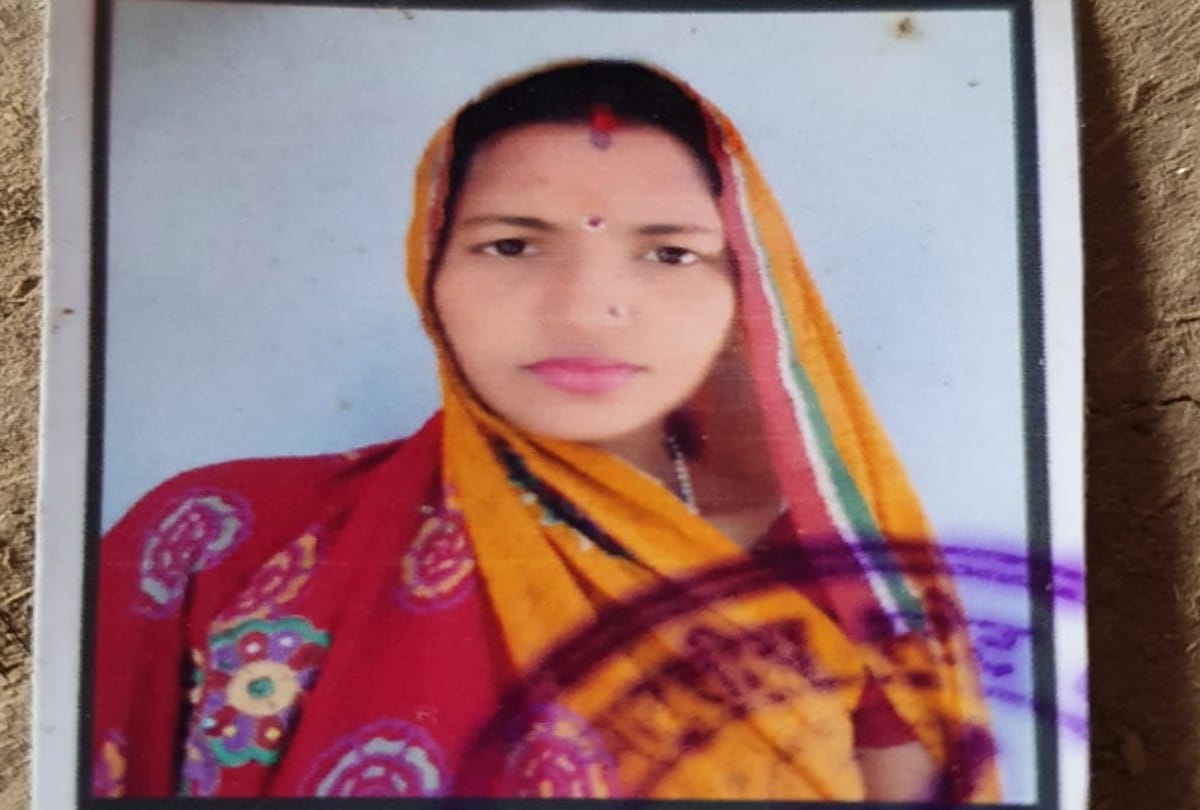 woman found dead by hanged in the house in mainpuri