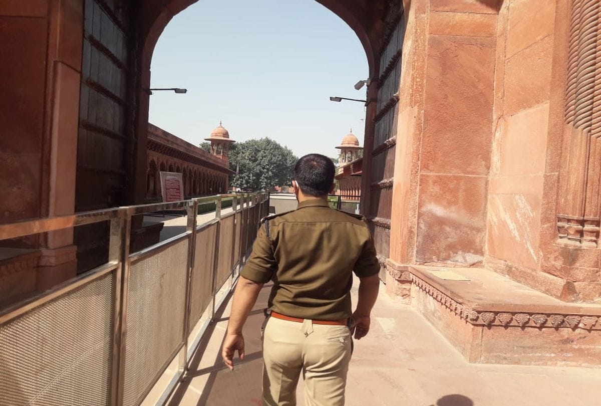 Taj Mahal Opens After Phone Call Of Bomb Tourist In Panic