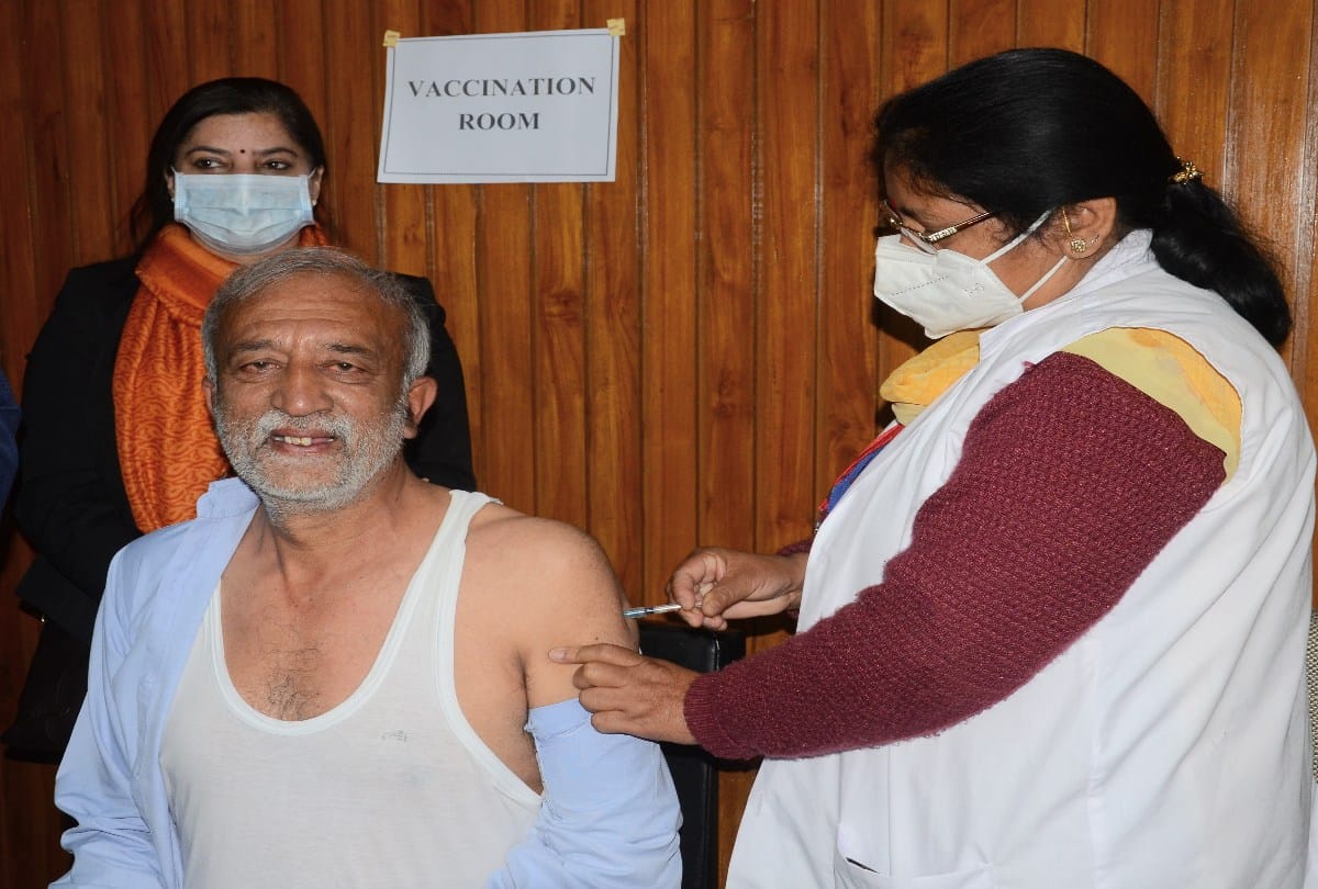 coronavirus vaccination vidhansabha shimla: 83 got corona vaccine including cm jairam thakur and vipin parmar