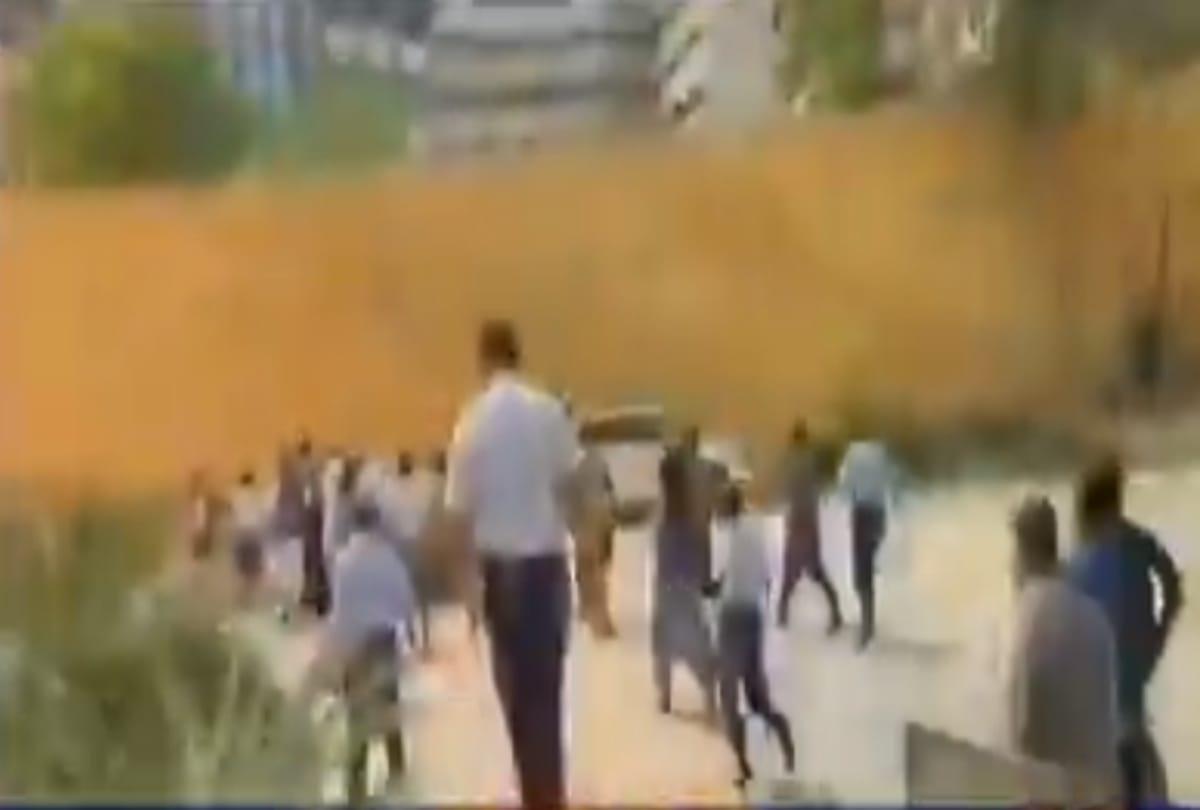 Imran khan party PTI leaders beat each others in Sindh assembly Sharmila Farooqi running for Security