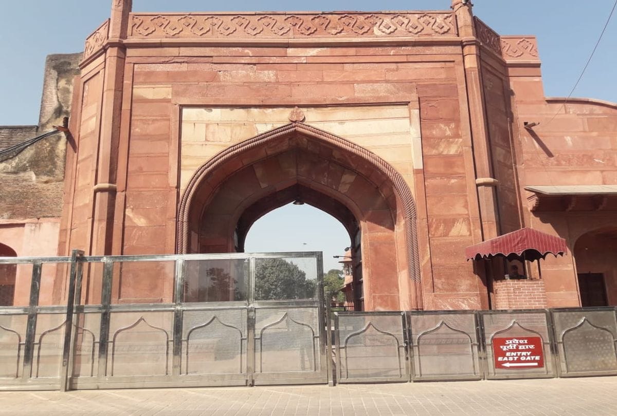 Taj Mahal Opens After Phone Call Of Bomb Tourist In Panic