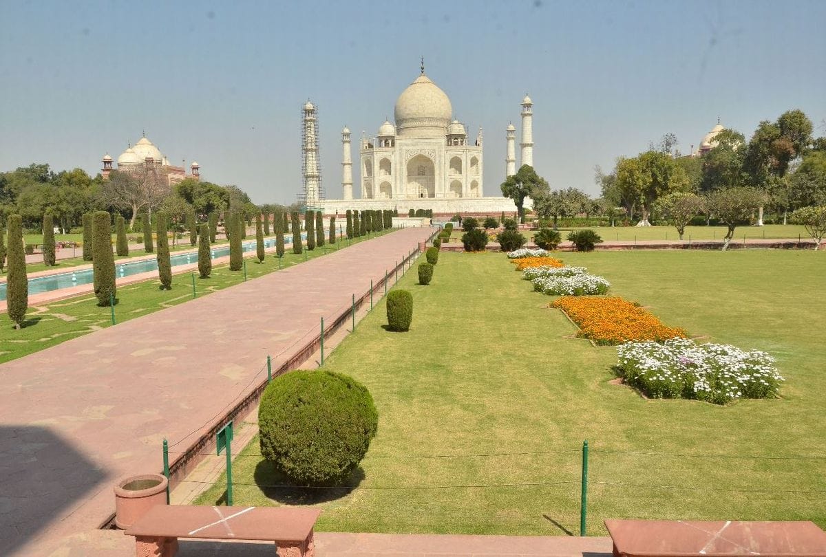 reduced number of tourists at the taj Mahal due to coronavirus