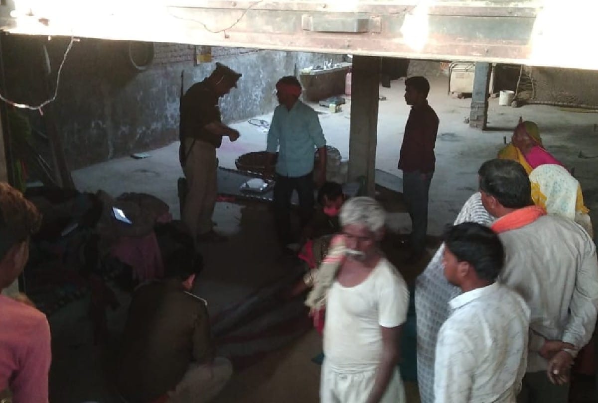 woman found dead by hanged in the house in mainpuri