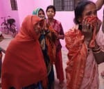 अमौली सीएचसी में रोती विशाल की मां एव भाभी। संवाद