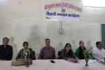 हाथरस : बागला डिग्री कॉलेज में आयोजित विद्यार्थी उन्नयन कार्यक्रम में मंचासीन शिक्षक-शिक्षिकाए?